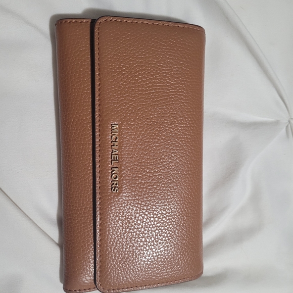 Michael Kors Pebbled Wallet (like brand new) - Picture 2 of 6